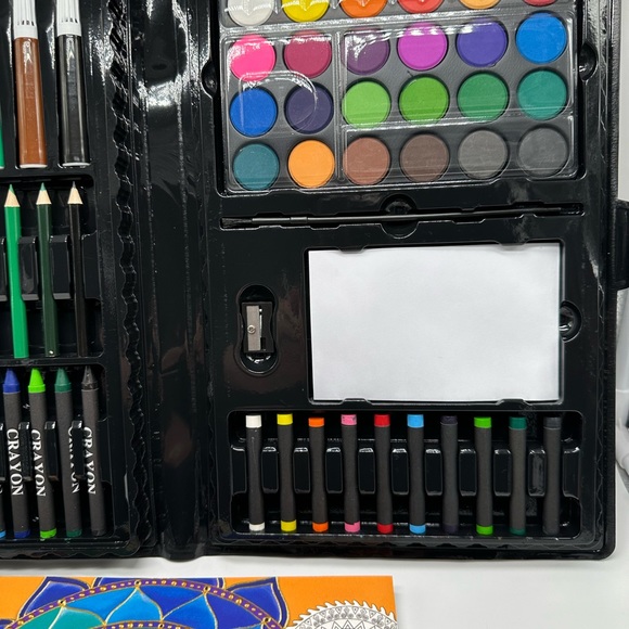 Color and crayons, coloring books - Picture 15 of 16